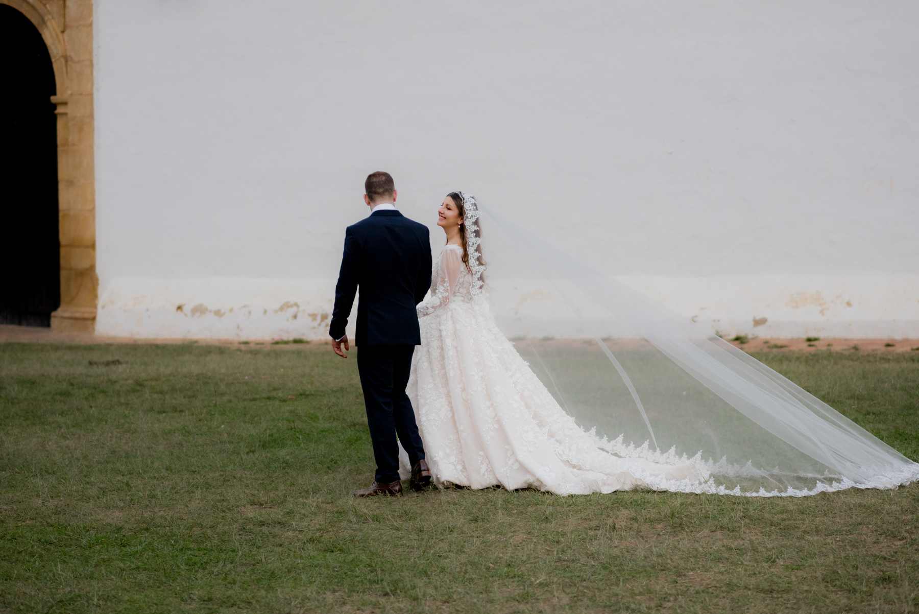 Una pareja de novios en un paisaje abierto