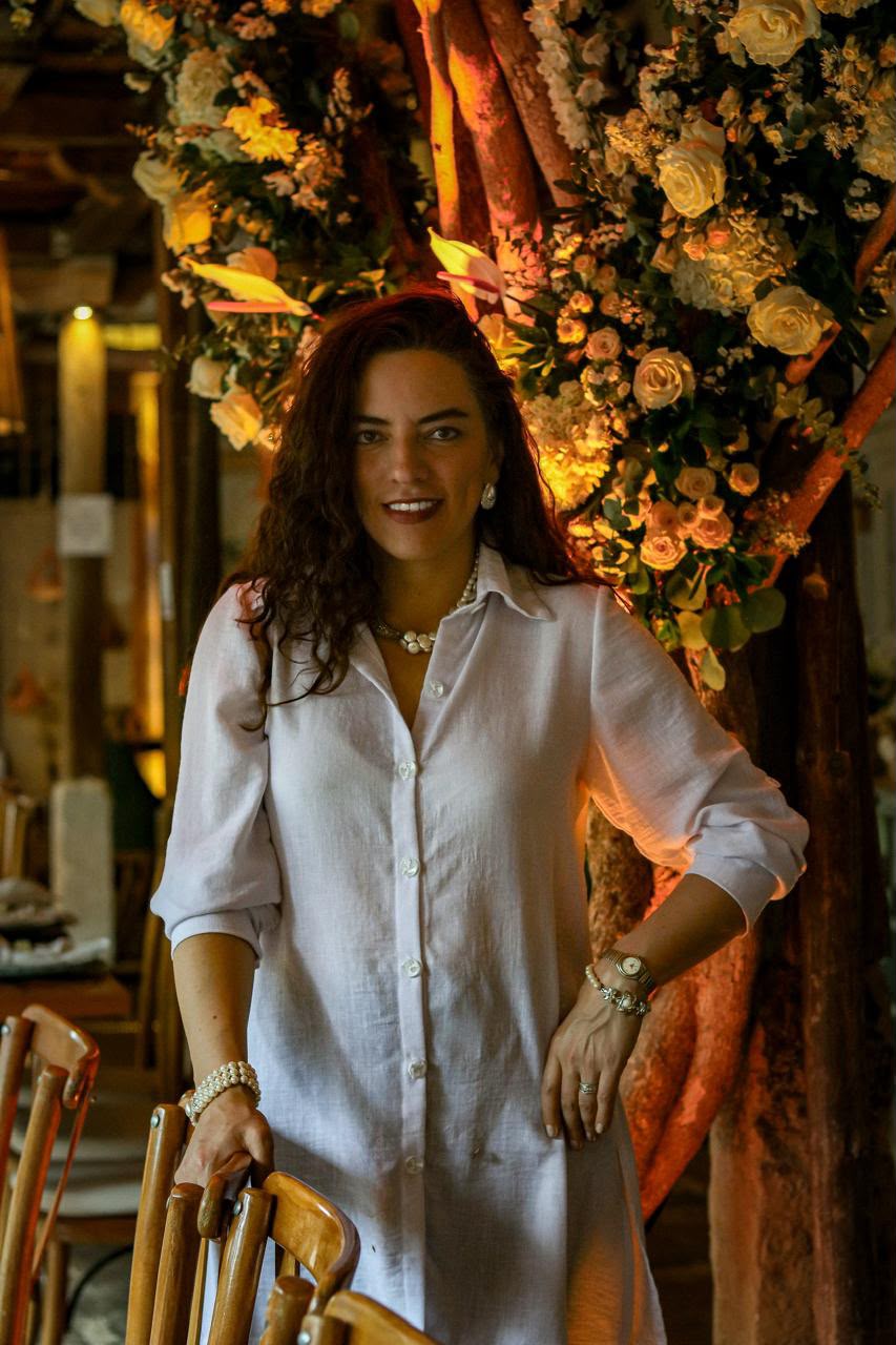 Diana Mora entre arreglos florales de una boda