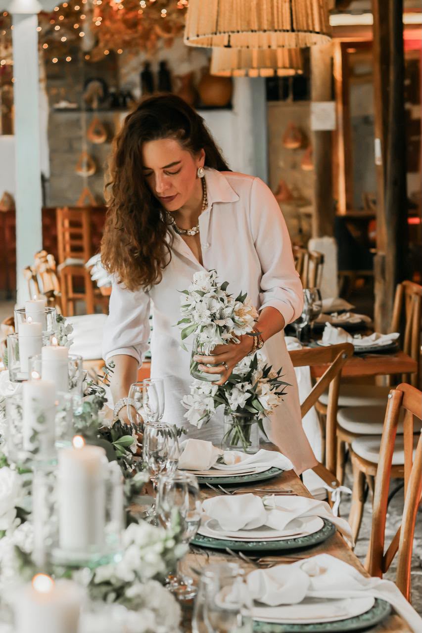 Diana Mora preparando el diseño de una mesa de boda